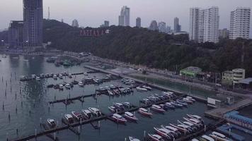 laem bali hai marina club na cidade de pattaya, tailândia video