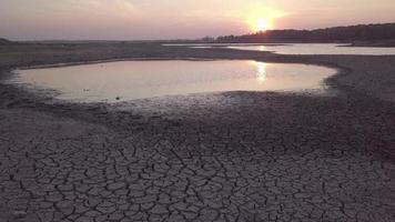 Dürre Land während des Sonnenuntergangs video