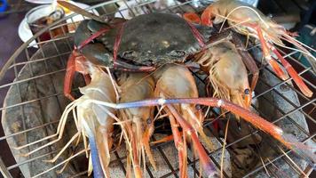 close-up van verse krab en garnalen op de grill video