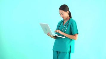 mulher médica usa laptop video