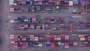 4 k luchtfoto shot van containers in de haven video