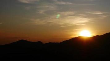 time-lapse van zonsondergang bij bergen