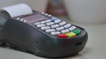 glisser une carte de crédit sur une machine video