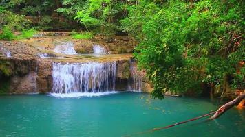 bela cachoeira erawan na floresta tropical video
