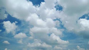 Zeitraffer von Wolken und blauem Himmel video