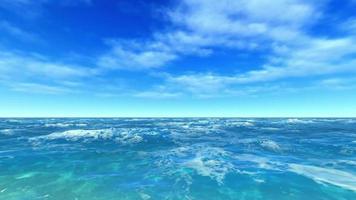 survolant l'océan bleu vif
