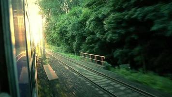 monter dans un train en direction du coucher du soleil video