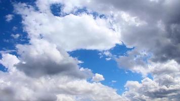 Zeitraffer der Wolken Hintergrundumkehr video