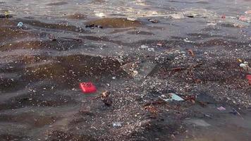 plastic afval dat op het oppervlak van de zee drijft