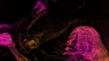 paarse en oranje rook die op een zwarte achtergrond verschijnt en verdwijnt video