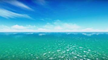 o lindo oceano aberto sob um céu azul profundo video