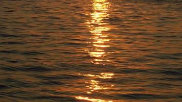 Mar egeo amarillo con la superficie brillante y rayos de sol