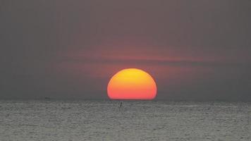 zonsondergang in de zee video