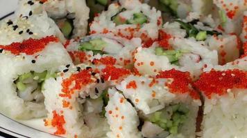 delicioso sushi de comida tradicional do japão close up video