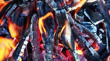 fuego de madera ardiendo