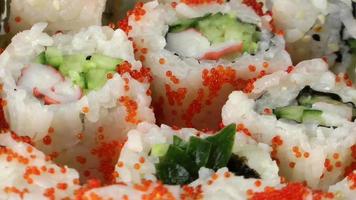 delizioso cibo tradizionale dal Giappone, sushi video