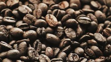 close-up em grãos de café torrados video
