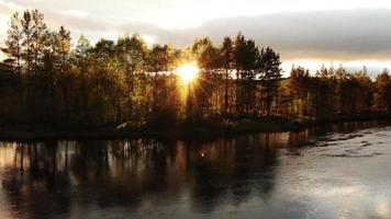 puesta de sol en el río
