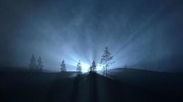 licht 's nachts achter een heuvel video