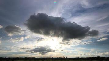 los colores del sol brillante detrás de las nubes video