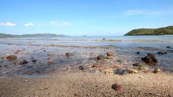 vagues sur le sable et les rochers video