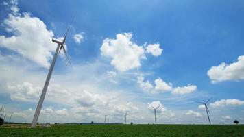 windturbines die elektriciteit opwekken video