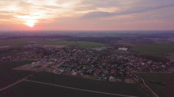 Flygfoto över byn vid solnedgången i 4k video