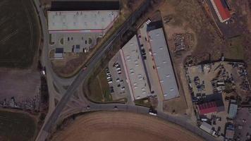 bovenaanzicht van een kruispunt en industriële zone met hallen in 4k video
