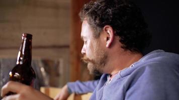 l'homme boit de la bière dans une bouteille video