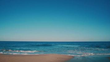 sauberer tropischer Strand von blaugrünem Meer gewaschen video