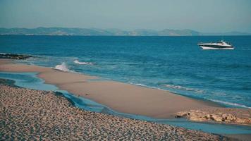 Formentera playa vacía con yate de lujo.