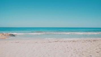 vackra blå genomskinliga havsvågor tvättar på stranden video