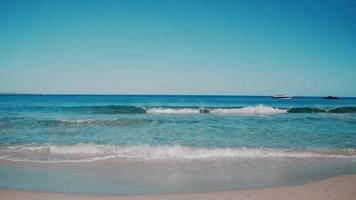 plage paradisiaque tropicale baignée de vagues bleues propres video