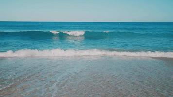 paraíso resort playa con olas azules transparentes video