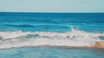 lindo mar azul transparente em uma praia paradisíaca video