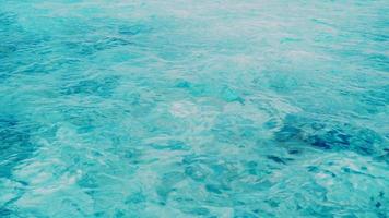 água do mar transparente verde-azulado truqiouse