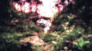 regendruppels op venster met onscherpte bokeh bos video