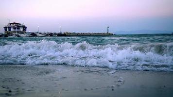 bord de mer et phare sur quai video