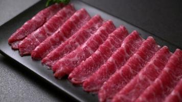 rohes Rindfleisch in Scheiben geschnitten video
