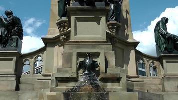 fontaine d'eau et la statue video