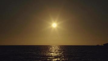 Sonnenuntergang auf der Insel Formentera mit vorbeifahrenden Booten video