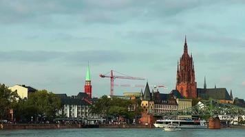 de rivier de Maine in Frankfurt en het stadsbeeld video