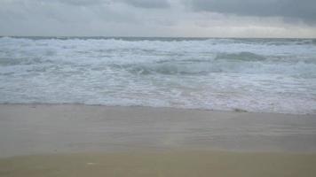 Landschaft der Küste und starke Wellen, die am Strand plätschern. Phuket, Thailand. video