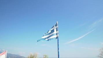 una bandera griega ondeando al viento video