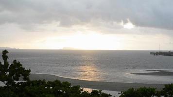 paesaggio marino nell'isola di samui durante il tramonto.