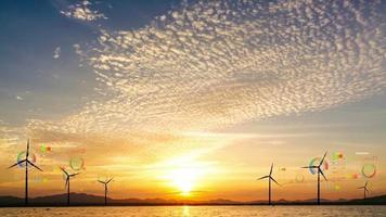 zonsondergang time-lapse met windturbines en digitale data. video