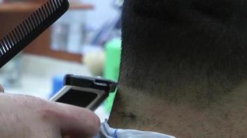 coiffeur à raser les cheveux avec une machine et un peigne video