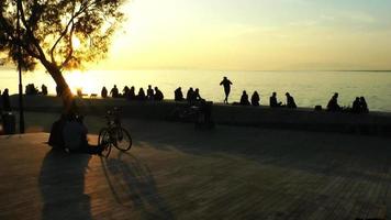 mensen die bij elkaar zitten en naar het strand kijken video