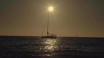 coucher de soleil de formentera avec bateau à voile video