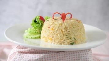 gebakken rijst gemaakt met eieren en groenten. video